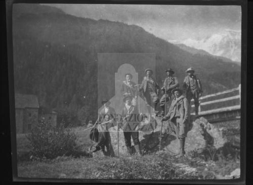 "Giulio Bonola Lorella durante la spedizione per la traversata della cresta Nord-NordEst del Monte Rosa (Cresta di Santa Caterina)", 1904, Fotografia a stampa, b/n, CC BY-NC-ND