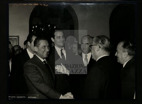 Giovetti, Novara, "Giovanni Gronchi, Achille Marazza, Gino Cervi, Paolo Stoppa e Vittorio Gassman a Villa Marazza, Borgomanero", 08/11/1959, Fotografia a stampa, b/n, CC BY-NC-ND