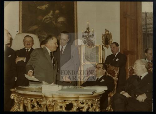 "Marazza con gli on. Pella, Delle Fave e Giacchero a Villa Marazza, per riunione Comitato Nazionale per le celebrazioni del Centenario dell'Unità d'Italia", 09/04/1962, Fotografia a stampa, colori, CC BY-NC-ND