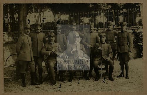 "Marazza con i commilitoni in uniforme durante la I Guerra Mondiale", 29/01/1915, Fotografia a stampa su cartolina, CC BY-NC-ND