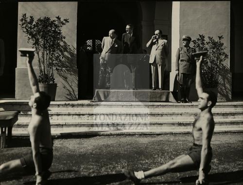 Publifoto, Roma, "Jules Salvador Moch, Ministro dell'Interno della Repubblica Francese, visita una caserma militare di Roma con Marazza e Scelba", 10/1949, Fotografia a stampa, CC BY-NC-ND