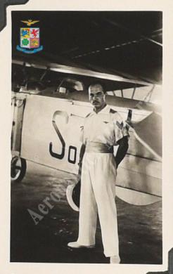 Guglielmo Iacobucci in posa fotografica davanti alla fusoliera del suo aereo, Gelatina ai sali d'argento, CC BY-SA