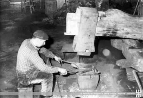 Magnolini, Simone, Maglio di Bienno (BS). Fabbro al lavoro, negativo originale su lastra, CC BY-NC-ND