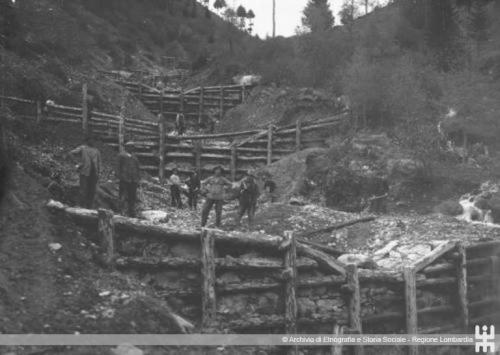 Magnolini, Simone, Borno (BS). Barriere di contenimento sul torrente Caidone, negativo originale su lastra, CC BY-NC-ND