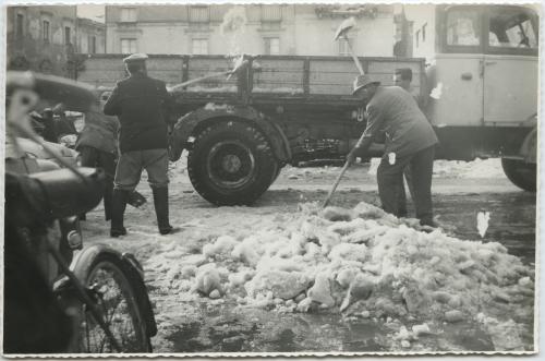 Domenico Nardini, Spalatori in piazza Martiri della Libertà a Teramo, 28/12/1961, gelatina bromuro d'argento/carta, CC BY-SA