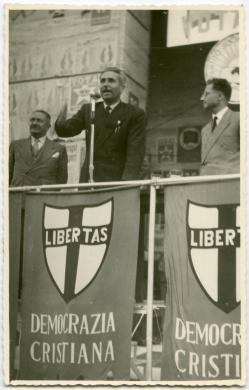 Domenico Nardini, Comizio di Carino Gambacorta in piazza Martiri della Libertà a Teramo, gelatina bromuro d'argento/carta, CC BY-SA