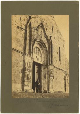 Vincenzo Rosati all'abbazia di San Giovanni in Venere (Fossacesia), 1900 circa, gelatina bromuro d'argento/carta, CC BY-SA