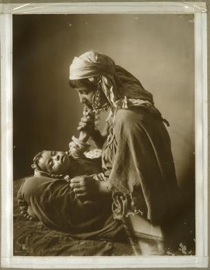 Lehnert & Landrock, Giovane donna araba con il suo bambino, gelatina bromuro d'argento/carta, CC BY-SA