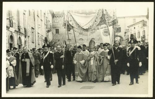 Domenico Zincani, Solenne ingresso del vescovo Battistelli nella Diocesi di Teramo-Atri, 21/04/1952, gelatina bromuro d'argento/carta, CC BY-SA