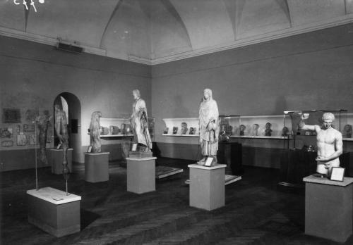 6775_N-Museo di Antichità di Torino, Palazzo dell’Accademia delle Scienze. Allestimento espositivo dopo scissione delle collezioni egizie curato dall’arch. A. Morbelli, 1948, gelatina bromuro d'argento/pellicola, CC BY-SA
