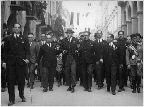 L'on. Delcroix si avvia per pronunziare l'orazione, 28/05/1928, gelatina bromuro d'argento/carta, CC BY-SA L'on. Delcroix si avvia per pronunziare l'orazione, 28/05/1928, gelatina bromuro d'argento/carta, CC BY-SA