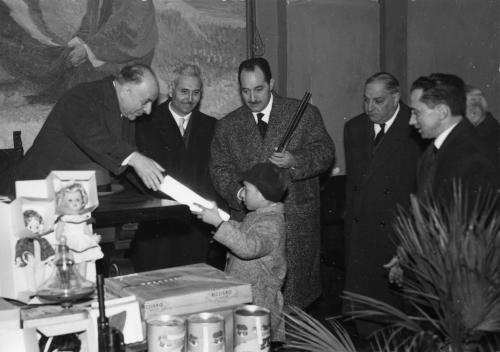 Consegna di doni in occasione della Befana dei bambini, ante 1961, gelatina bromuro d'argento/carta, CC BY-SA