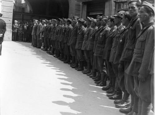 Soldati davanti alla lapide ai caduti della Grande Guerra a Teramo, gelatina bromuro d'argento/carta, CC BY-SA