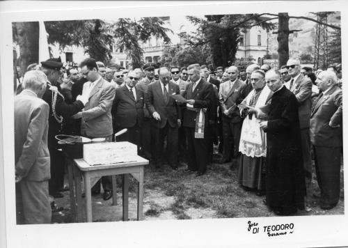 Alfiero Di Teodoro, Posa prima pietra al monumento dei caduti in guerra, 06/06/1958, gelatina bromuro d'argento/carta, CC BY-SA