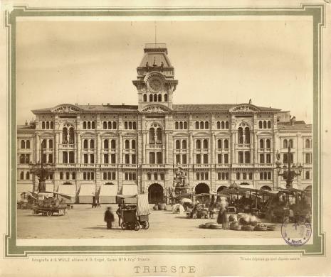 Wulz, Giuseppe, Piazza grande, 1880 circa, albumina, CC BY-NC-SA