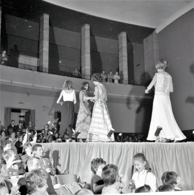 Rota, Adriano : de, Godina Marzotto: sfilata tessuti antimacchia, 1967, Gelatina ai sali d'argento su pellicola, CC BY-NC-SA