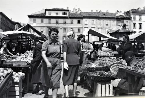 Rota, Adriano : de, Mercato delle venderigole, 1952, Gelatina ai sali d'argento su pellicola, CC BY-NC-SA