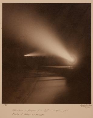 Bogino, Luis, Proiettori in funzione per l'illuminazione del Ponte di Vidor, Positivo ai sali d’argento su carta stampato nel 1935, CC BY-SA