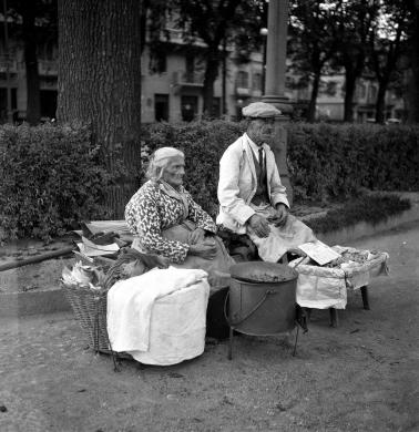 Zumaglino, Vittorio, Coppia di venditori di castagne, Negativo su pellicola alla gelatina bromuro d'argento, CC BY-SA