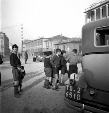 Zumaglino, Vittorio, Gruppo di Balilla. Sullo sfondo l'edificio sede dell'AMMA (Aziende Meccaniche Meccatroniche Associate), Negativo su pellicola alla gelatina bromuro d'argento, CC BY-SA