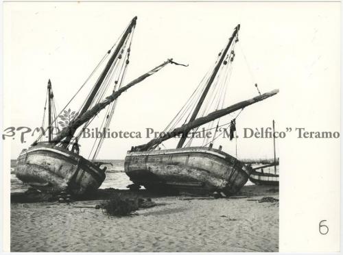 Michele Foschi, Lancette ritirate sulla spiaggia per calafataggio, post 1934, gelatina bromuro d'argento/carta, CC BY-SA