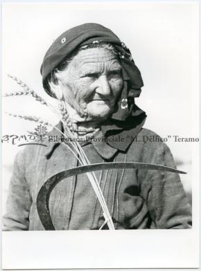 Michele Foschi, Ritratto di anziana con la falce, post 1934, gelatina bromuro d'argento/carta, CC BY-SA