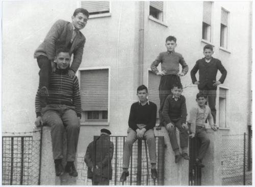 Albanese, Mario, Treviso, Via Bison - 1957, gruppo di ragazzi che sembrano far la guardia al loro avvenire proiettati verso il loro futuro (ricordano i ragazzi della Via Paal) - Fondo Mario Albanese -, Stampa al bromuro d'argento/ carta, CC BY-SA