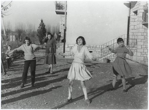 Albanese, Mario, Treviso, Via Bison - 1958, Hula-Op mania - Fondo Mario Albanese -, Stampa al bromuro d'argento/ carta, CC BY-SA