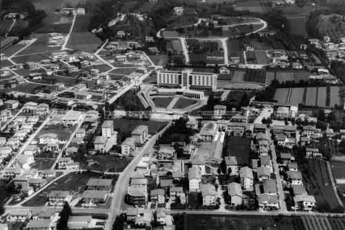 Bortoluzzi, Luigi, Montebelluna (TV) - 1960, ripresa aerea del centro abitato nella zona dell'ospedale civile - Fondo Borlui -, Stampa al bromuro d'argento/ carta, CC BY-SA