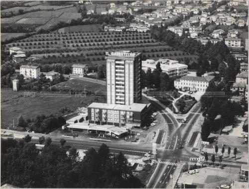Bortoluzzi, Luigi, Treviso - 1960, veduta aerea della sede del "grattacielo Gazzettino" - Fondo Borlui -, Stampa al bromuro d'argento/ carta, CC BY-SA