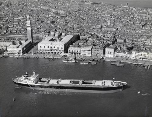 Bortoluzzi, Luigi, Venezia - 1967, il bacino di S. Marco in una ripresa aerea - Fondo Borlui -, Stampa al bromuro d'argento/ carta, CC BY-SA