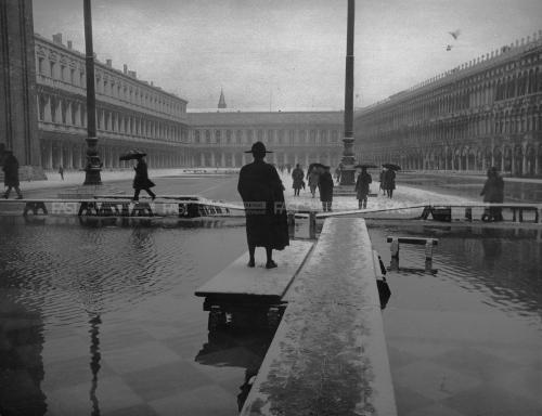 Bortoluzzi, Luigi, Venezia - 1960, neve ed acqua alta in Piazza San Marco - Fondo Borlui -, Stampa al bromuro d'argento/ carta, CC BY-SA