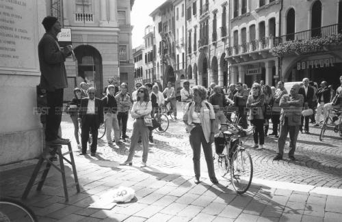 Bragaggia, Ettore, Treviso, persone che assistono ad uno spettacolo in piazza dei Signori, anni '80 - Fondo Ettore Bragaggia -, gelatina al bromuro d'argento/ carta, CC BY-SA