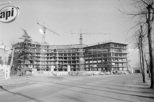 Bragaggia, Ettore, Treviso, costruzione del condominio di Viale Nino Bixio, 1964 - Fondo Ettore Bragaggia -, gelatina al bromuro d'argento/ pellicola, CC BY-SA