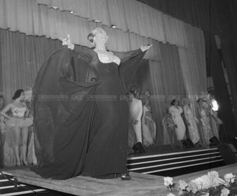 Bragaggia, Ettore, Treviso, Wanda Osiris sul palco del teatro Garibaldi, 1957 - Fondo Ettore Bragaggia, gelatina al bromuro d'argento/ pellicola, CC BY-SA