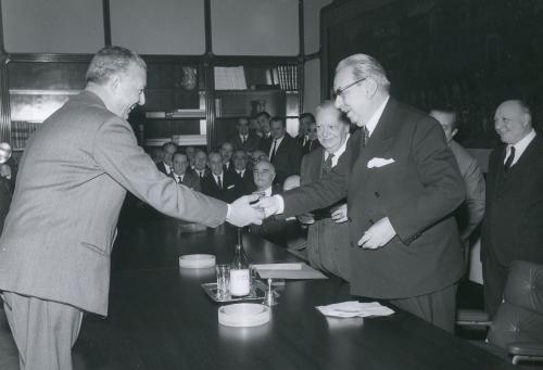 Premiazione degli impiegati anziani del Banco di S. Spirito, ante 1969, CC BY-NC-ND