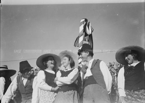 Fini, Giuseppe - Studio fotografico, Festa con abiti folcloristici di Treviso, 1938 - Fondo G. Fini -, gelatina al bromuro d'argento/pellicola, CC BY-SA