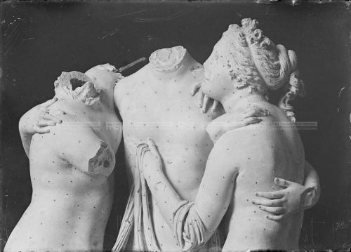 Serafin, Stefano, Le Grazie di A. Canova, gruppo scultoreo danneggiato negli avvenimenti bellici, 1918 - Fondo G. Fini -, gelatina al bromuro d'argento/ vetro, CC BY-SA