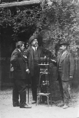 Anonimo, I pionieri della fotografia a Treviso: Umberto Fini, Giovanni Ferretto e il direttore della fotografia di Ferretto, Pietro Bocciner, 1900 ca. - Fondo G. Fini -, gelatina al bromuro d'argento/ pellicola, CC BY-SA