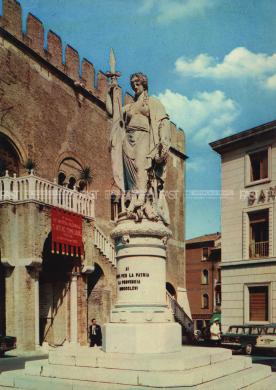 Gnocato, Giuseppe, Treviso, il monumento ai Caduti in Piazza Indipendenza, 1950-1960 - Fondo G. Gnocato -, Stampa fotomeccanica/ carta, CC BY-SA