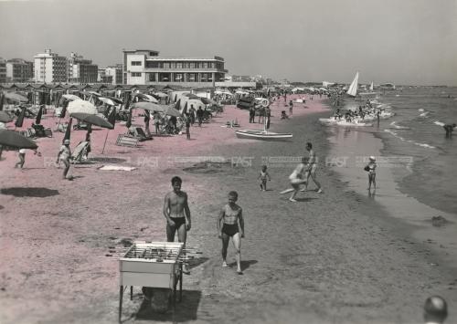 Gnocato, Giuseppe, Sottomarina (VE), la spaiggia affollata di bagnanti, 1960 ca. - Fondo G. Gnocato -, gelatina al bromuro d'argento/ carta, CC BY-SA
