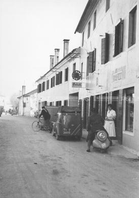 Gnocato, Giuseppe, Fontane di Villorba (TV), una strada del centro, 1955 - Fondo G. Gnocato -, gelatina al bromuro d'argento/ carta, CC BY-SA