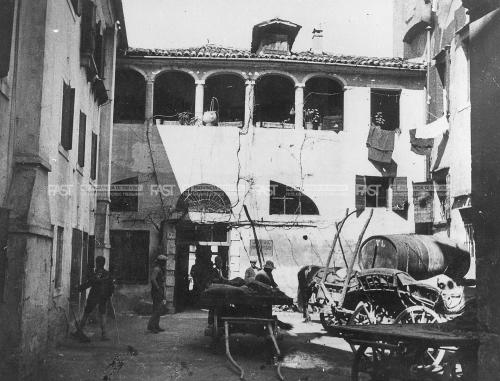 Botter, Guido, Treviso, il cortile del ristorante "La Colonna", 1933 - Fondo G. Mazzotti -, gelatina al bromuro d'argento/ carta, CC BY-SA