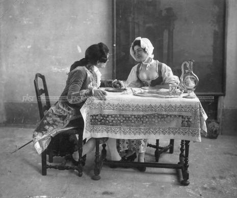 Rey, Guido (1860-1935), Coppia a colazione in abito settecentesco, rappresentazione pittorialista  - Fondo G. Mazzotti -, aristotipo alla gelatina/ carta, CC BY-SA