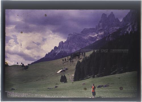 Membretti, Giuseppe, Ritratto femminile nel panorama montano, 1930 ca. - Fondo G. Membretti -, Autocromia, CC BY-SA