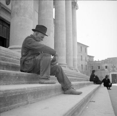 Nascimben, Aldo, Treviso, mendicante seduto sui gradini del Duomo, anni '30-'40 - Fondo Aldo Nascimben -, gelatina al bromuro d'argento/ pellicola, CC BY-SA