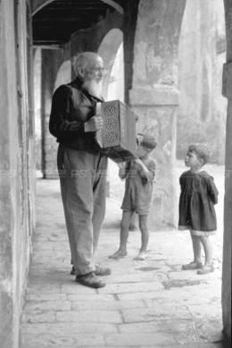 Nascimben, Aldo, Treviso, suonatore di fisarmonica con bambini, anni '30-'40 - Fondo Aldo Nascimben -, gelatina al bromuro d'argento/ pellicola, CC BY-SA