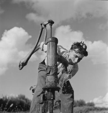 Nascimben, Aldo, Treviso, ragazzo che beve alla fontana, anni '30-'40 - Fondo Aldo Nascimben -, gelatina al bromuro d'argento/ pellicola, CC BY-SA