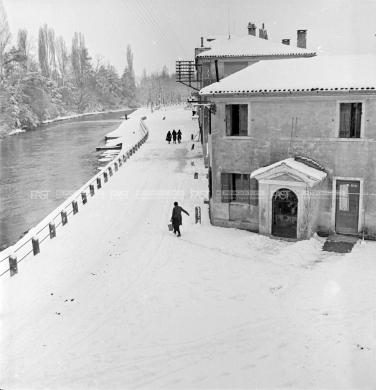 Nascimben, Aldo, Treviso, l'alzaia del Sile coperta dalla neve, anni '30-'40 - Fondo Aldo Nascimben -, gelatina al bromuro d'argento/ pellicola, CC BY-SA