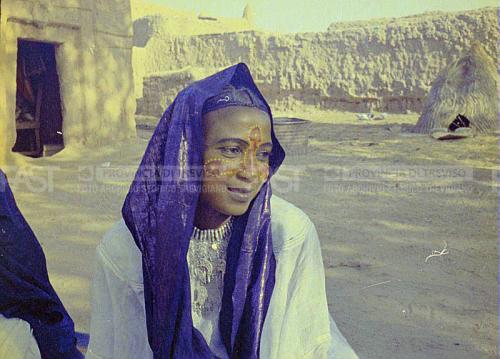 Nascimben, Aldo, Donna africana in costume tribale, anni '60-'70 -Fondo Aldo Nascimben -, gelatina al bromuro d'argento/ pellicola, CC BY-SA